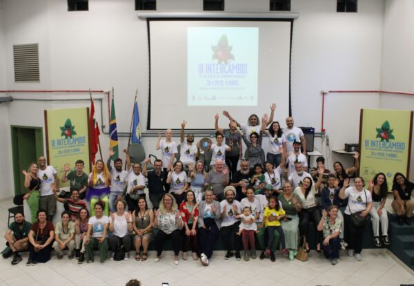 Foto com dezenas de pessoas, entre especialistas, pacientes e familiares, reunidas no palco do III Intercâmbio de Pacientes de Cannabis Medicinal.